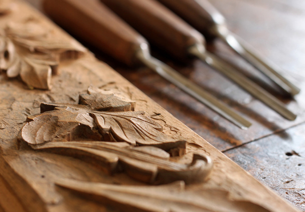 ξυλουργός ξύλινης σμίλης εργαλείο με σκάλισμα στο παλιό ξεπερασμένο ξύλινο πάγκο εργασίας - Φωτογραφία, εικόνα