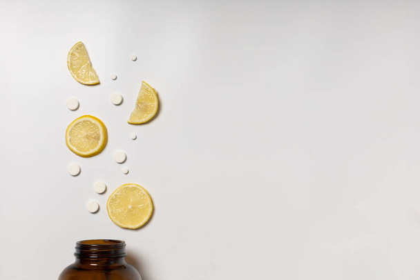 Tablets and lemon from a jar - Φωτογραφία, εικόνα