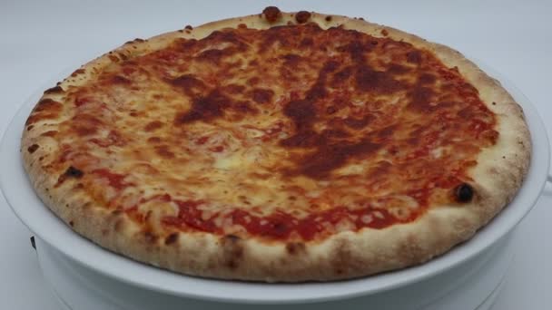 Pizza Margherita, perinteinen italialainen pizza, eristetty valkoisella pohjalla - Materiaali, video