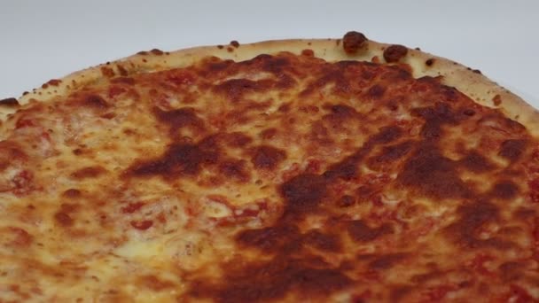 Πίτσα Μαργαρίτα, παραδοσιακή ιταλική πίτσα, κοντινό πλάνο - Πλάνα, βίντεο