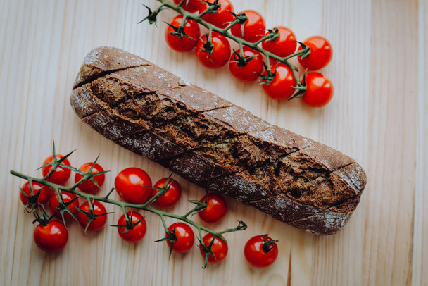 Baked garlic baguette bread with herbs and tomatos - Foto, Imagen