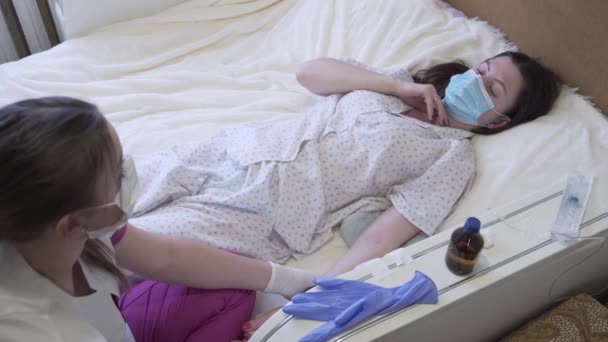 медсестра общается с прикованным к постели пациентом - Кадры, видео