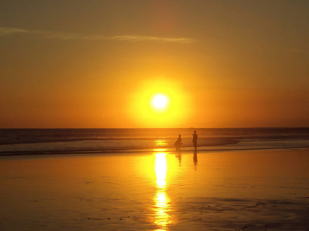 Zachód słońca o zmierzchu na plaży Kuta, Bali Island - Zdjęcie, obraz