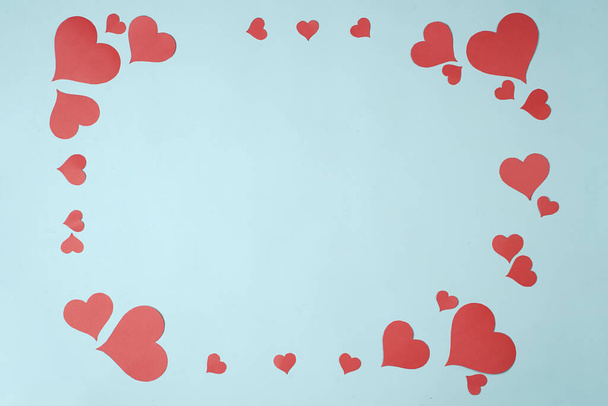 Sydämen muotoinen paperi sinisellä pohjalla. Rakkauden symboli onnellisille naisille, rakas äiti, syntymäpäiväkortit ja ystävänpäivätervehdysmallit. Ystävänpäivän taustat. Mallit välittää rakkautemme. - Valokuva, kuva