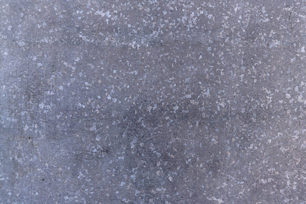 Blaugrau verzinkte Metallstruktur mit Flecken. Nahaufnahme. Texturierter Hintergrund. Industrieblätter für den Baubedarf - Foto, Bild