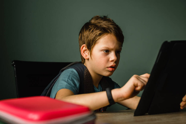 Menino da escola jogando tablet em casa, crescendo com a tecnologia - Foto, Imagem