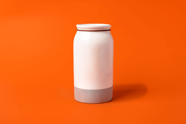 vaso branco em fundo laranja, fundo minimalista - Foto, Imagem