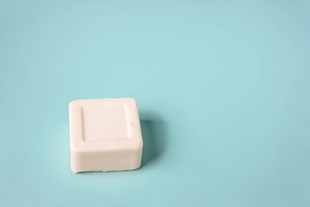 Bílý pruh mýdla ležící na modrém pozadí, minimalistický koncept - Fotografie, Obrázek