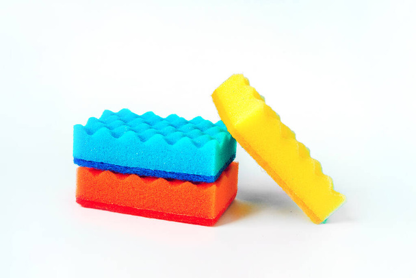 Губки для мытья цветных блюд на изолированном белом фоне - Фото, изображение