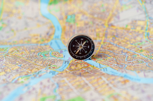 Compass στέκεται κάθετα στο χάρτη της Αγίας Πετρούπολης, έννοιες των ταξιδιών, του τουρισμού και της έρευνας, copyspace - Φωτογραφία, εικόνα