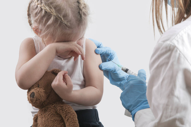 Детская вакцинация. Здравоохранение и медицинское понятие. Программа иммунизации от инфекционных заболеваний. - Фото, изображение