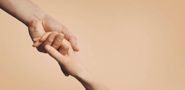 podaj pomocną dłoń - wsparcie, zaufanie i koncepcja miłosierdzia. przestrzeń do kopiowania banerów - Zdjęcie, obraz