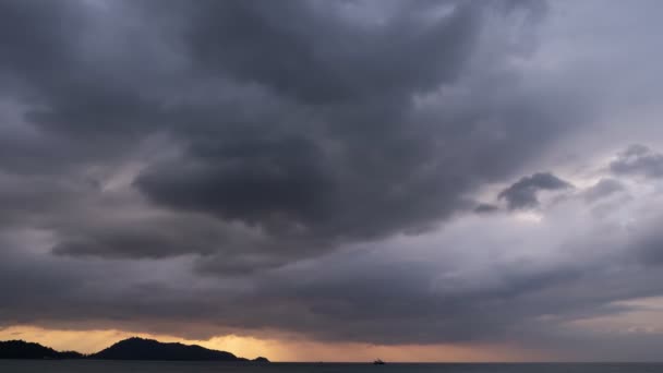 Filmati B Roll Timelapse Cielo e nube nera o Grigio scuro nuvole di tempesta e scuro tempestoso nuvoloso natura time lapse nuvole di tempesta al tramonto ora in tempo orribile Brutto tempo giorno - Filmati, video