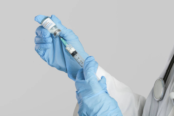 Bilim adamı ya da tıp çalışanı Corona virüs aşısı şişesini elinde tutuyor. Aşı, aşı, Covid 19 enfeksiyonunu tedavi etmek için tedavi. Sağlık ve Tıp Konsepti - Fotoğraf, Görsel