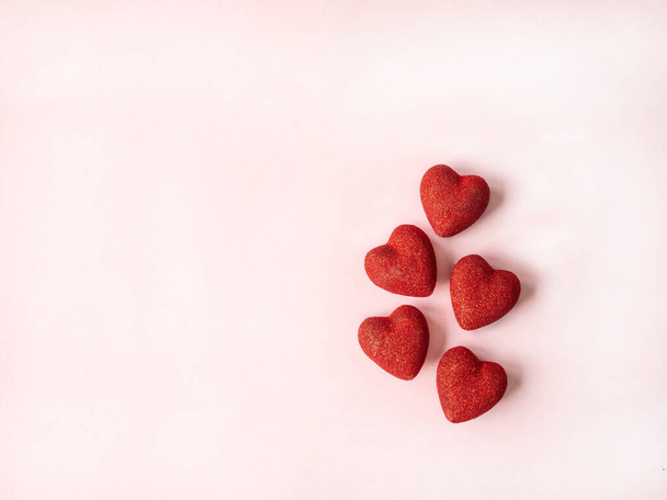 Beyaz arka planda beş kırmızı parlak kalp. Sevgililer Günü konsepti. Üst Manzara. Uzayı kopyala Seçici odak - Fotoğraf, Görsel