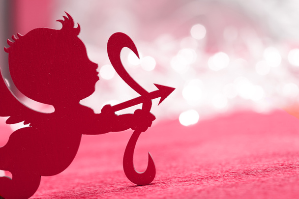 Cupid op rode achtergrond - Foto, afbeelding