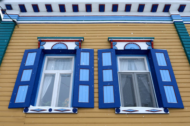 Windows with platbands of wooden house, Kazan, Russia - Foto, afbeelding