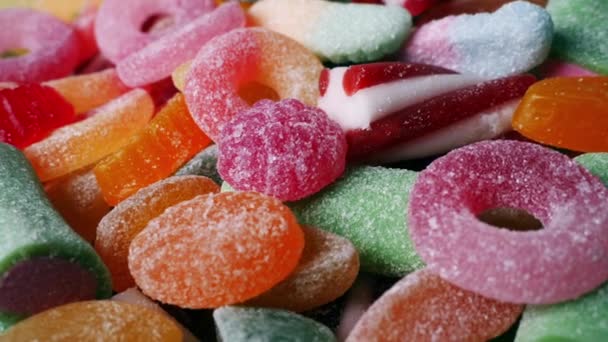 Różne kolorowe soczyste cukierki - Materiał filmowy, wideo
