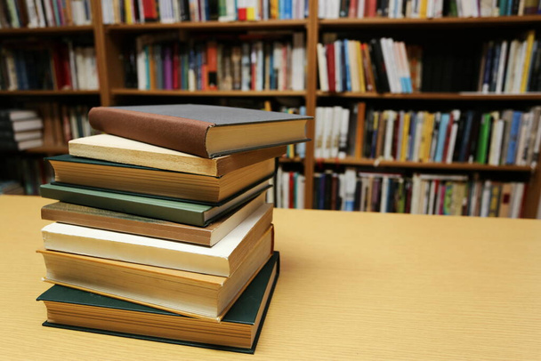 Пачка книг на столе в библиотеке - Фото, изображение