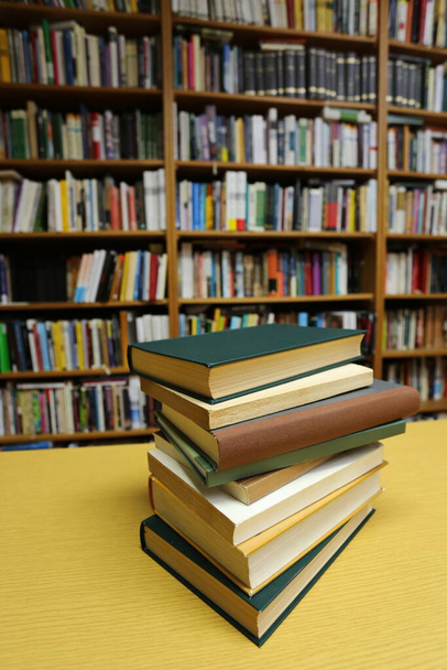 Montón de libros sobre la mesa en la biblioteca - Foto, Imagen