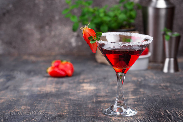 Çilekli martini. Tatlı yaz kokteyli - Fotoğraf, Görsel