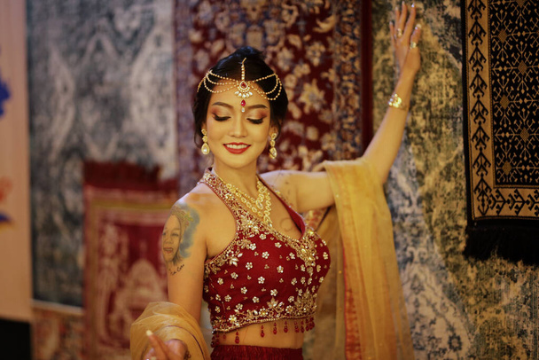 Πορτρέτο του όμορφου Ινδού κοριτσιού. Νεαρή Ινδουίστρια μοντέλο σε σάρι και κοσμήματα Κουντάν. Παραδοσιακή στολή της Ινδίας lehenga choli. Ανατολική ή αραβική κουλτούρα. - Φωτογραφία, εικόνα