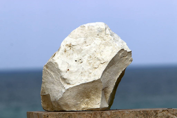 pierres se trouvent dans un parc urbain sur les rives de la Méditerranée dans le nord d'Israël  - Photo, image