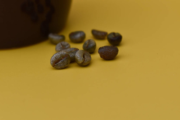 Дозрілі і нестиглі кавові зерна свіжі з ферми. Червона, світло-зелена, жовта, помаранчева квасоля. Насіння кави використовується в лате моча фрак капучино та інших кофеїнових напоях. тропічна рослина
 - Фото, зображення