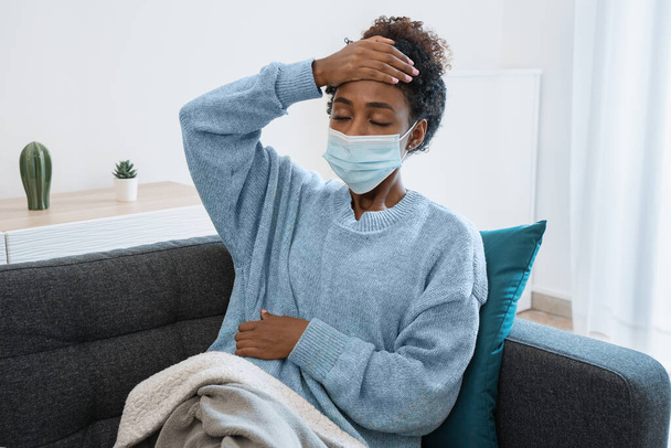 Hasta kadın evde karantina sırasında soğuk algınlığı ve grip geçiriyor. - Fotoğraf, Görsel