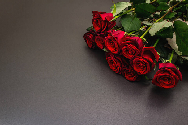 Siyah taştan bir arka planda bir buket taze bordo gül. Kokulu kırmızı çiçekler, Sevgililer Günü için hediye konsepti, düğün ya da doğum günü - Fotoğraf, Görsel