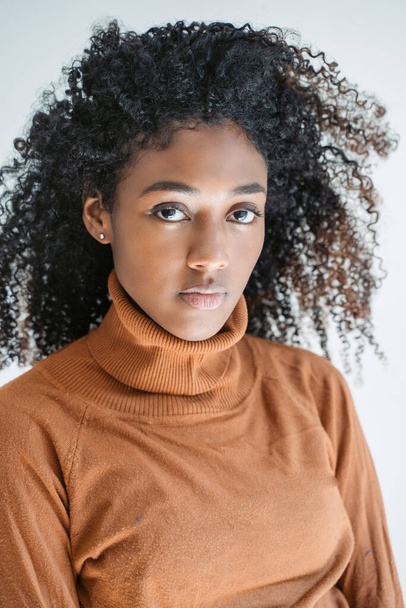 Πορτραίτο προσώπου από κοντά της νεαρής μαύρης γυναίκας - Φωτογραφία, εικόνα