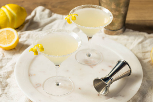 Boozy Refreshing Lemon Drop Martini with a Garnish - Foto, afbeelding