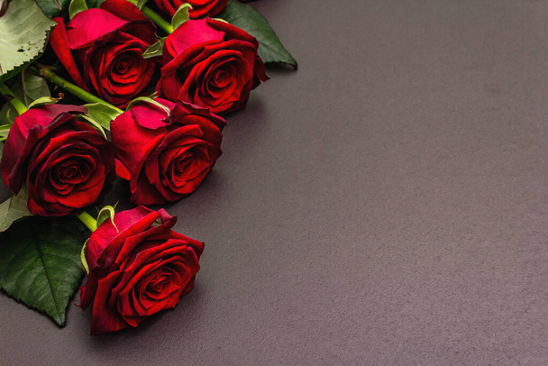 Kukkakimppu tuoreita viininpunainen ruusuja musta kivi betonitaustalla. Tuoksuva punaisia kukkia, lahja käsite Ystävänpäivä, Häät tai Syntymäpäivä - Valokuva, kuva