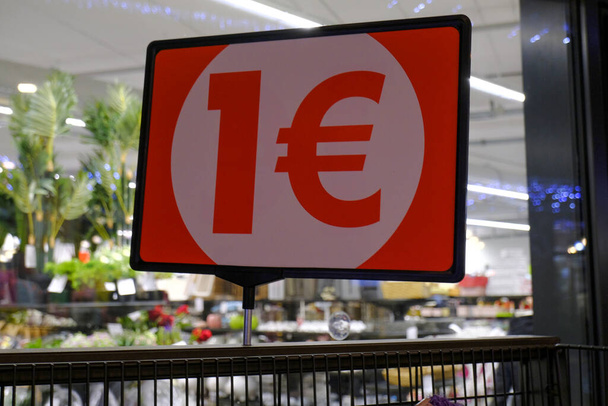 Um sinal de euro na placa de papel através da entrada da loja. Conceito de retalho - Foto, Imagem