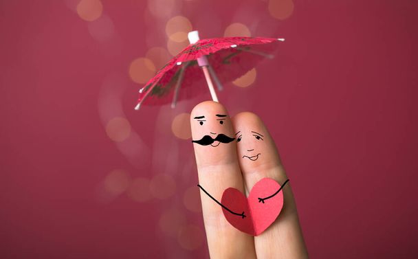 Una familia feliz dedo mayor en el amor con el corazón bajo el paraguas, día de San Valentín - Foto, Imagen