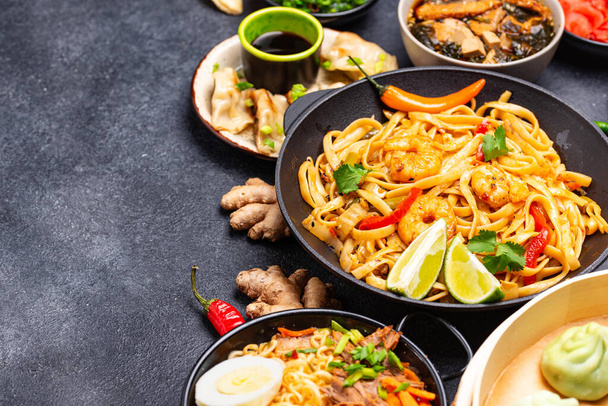 Aziatisch eten. Chinese, Japanse en Thaise keuken - Foto, afbeelding