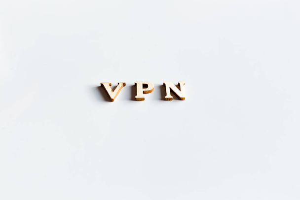 Letras de madera sobre fondo blanco, ortografía VPN que es acrónimo de Red Privada Virtual - Foto, Imagen