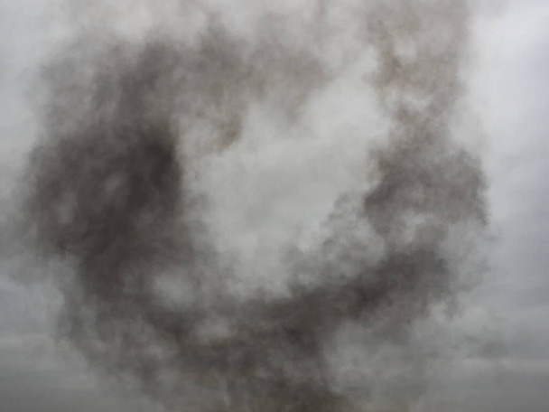 Contaminación en forma de humo en el cielo causada por un crucero - Foto, Imagen