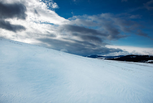 sezonowy krajobraz tło zima krajobraz z dramatycznym niebem - Zdjęcie, obraz