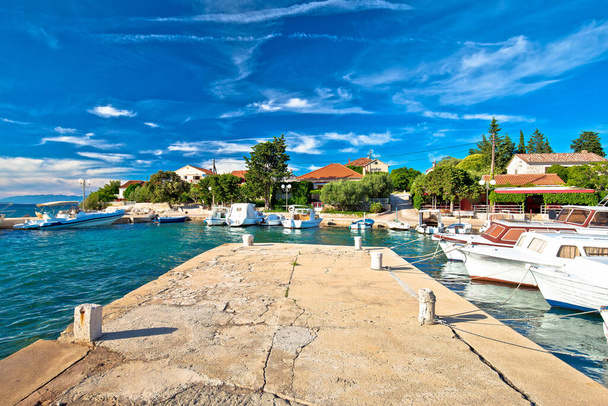 Zadar takımadaları. Ugljan köyü cennet adası limanı ve eski mimari, Dalmaçya bölgesi Croati - Fotoğraf, Görsel