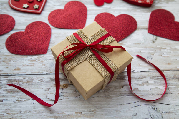 Κουτί δώρου για την ημέρα του Αγίου Βαλεντίνου σε θολή φόντο με καρδιές - Φωτογραφία, εικόνα