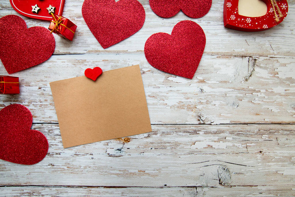 木の背景に文字が書かれたカード付きの赤いバレンタインハート。バレンタインデーよ。トップビュー - 写真・画像
