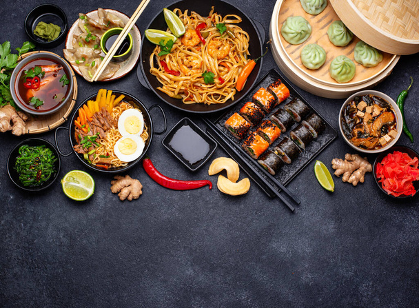 Comida asiática. Cocina china, japonesa y tailandesa - Foto, Imagen