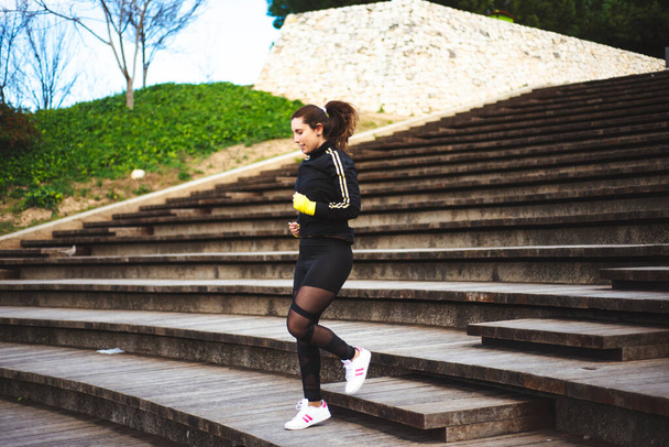 Atleta corredor corriendo por las escaleras. Mujer fitness jogging concepto de entrenamiento.  - Foto, Imagen