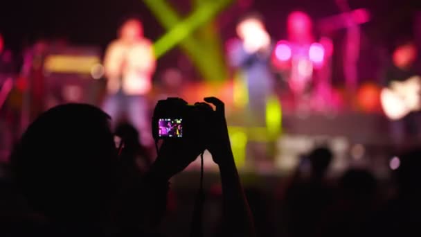 Muziekfan opname live performance concert met fotocamera indoor. - Video