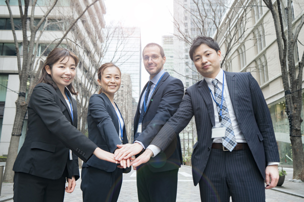 Бізнес команда тримає руки на вулицях ділового району
 - Фото, зображення