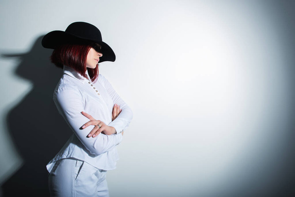 Mystérieuse jeune femme de mode en chapeau noir et chemise blanche, espace de copie où le message publicitaire peut être écrit - Photo, image