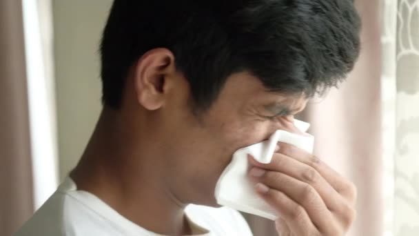  jeune asiatique homme tousser et éternuements close up  - Séquence, vidéo