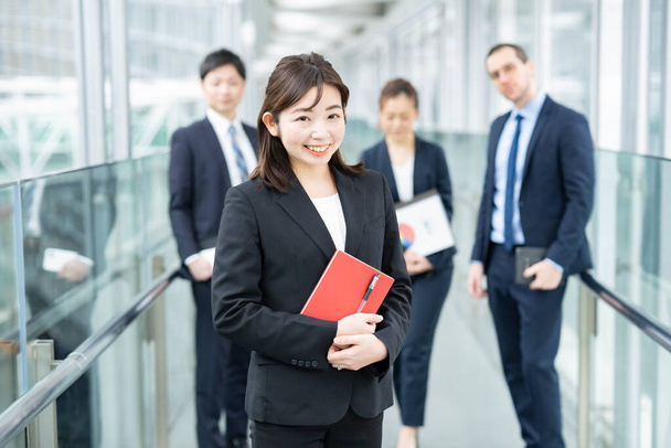 笑顔のアジア系のビジネス女性と彼女のビジネスチーム - 写真・画像