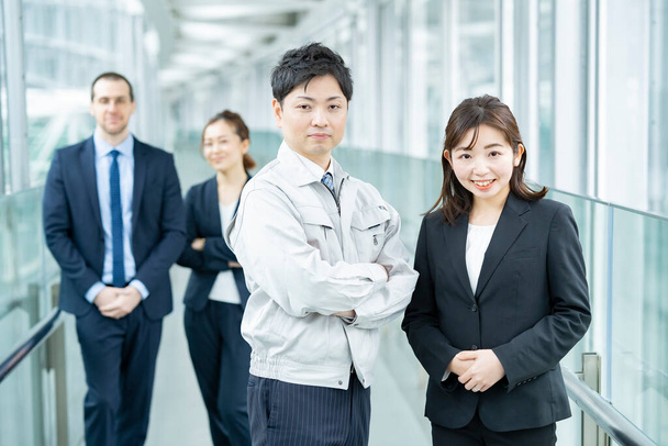Business-Team Männer und Frauen in Arbeitskleidung und Anzügen - Foto, Bild